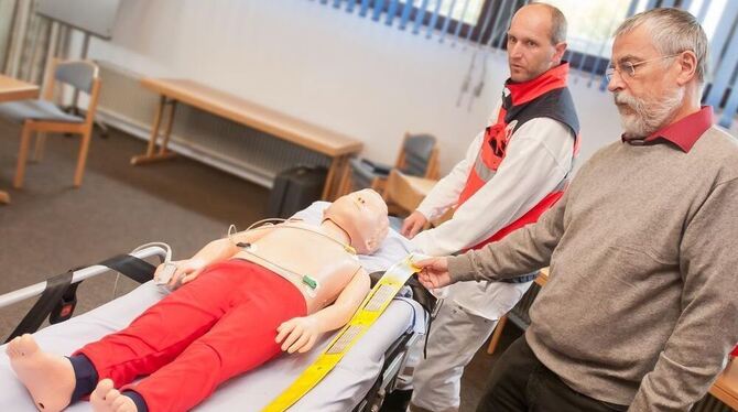 So funktioniert's: Dr. Christoph Niederberger legt das Notfalllineal an der Übungspuppe an und liest auf der Skala des Hilfsmitt So funktioniert's: Dr. Christoph Niederberger legt das Notfalllineal an der Übungspuppe an und liest auf der Skala des Hilfsmitt