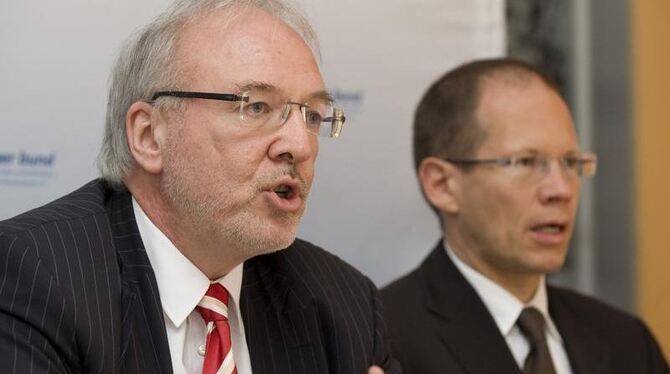 Der Vorsitzende des Marburger Bundes, Rudolf Henke (l), und der 2. Vorsitzende Andreas Botzlar sprechen auf einer Pressekonfe
