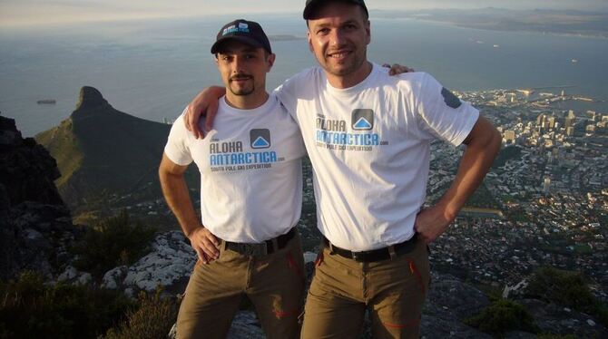 Der Reutlinger Armin Wirth (rechts) und Dieter Staudinger in Kapstadt. Am Montag geht es in die Antarktis.  FOTO: PR