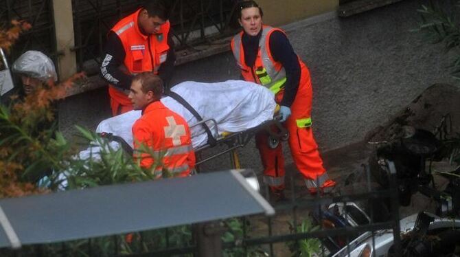 Rettungskräfte bergen ein Flut-Opfer in Genua. Foto: Lucca Zennaro