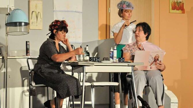 Ehefrauen unter sich (von links): Gabi Hahn, Angelika Honnens und Margrit Bühler. GEA-FOTO: MEYER Ehefrauen unter sich (von links): Gabi Hahn, Angelika Honnens und Margrit Bühler. GEA-FOTO: MEYER