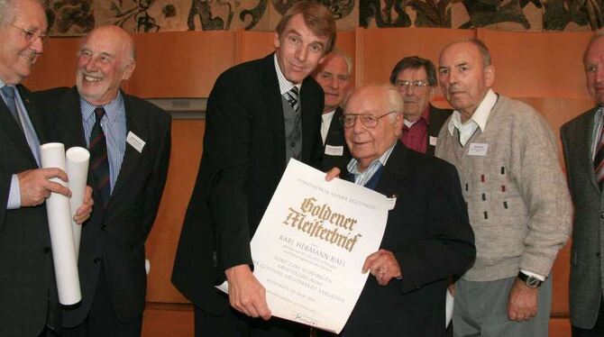 Mit 89 Jahren der älteste Jubilar: Karl Hermann Rall (4. von rechts mit seinem »Goldenen Meisterbrief«), überreicht von Kreishan