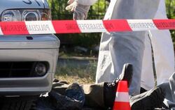 Beamte der Spurensicherung der Polizei arbeiten auf der Heilbronner Theresienwiese, nachdem eine 22-jährige Polizeibeamtin ge