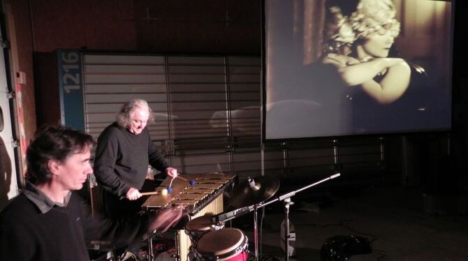 Dieter Schumacher (links) und Dizzy Krisch begleiten den letzten Tanz der Konkurrentin der Hauptfigur. FOTO: ERNST