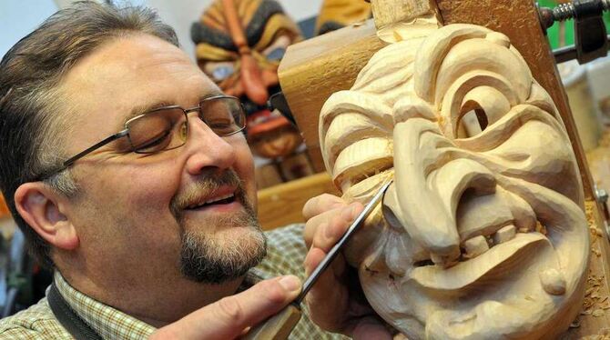 Günther Wetzel schnitzt seit über 40 Jahren  Masken für Narrenzünfte.