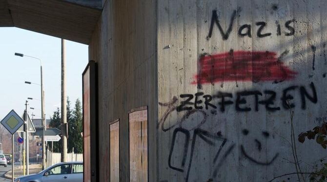 Graffiti Nazis raus - zerfetzten steht an einer Wand in Zwickau. Foto: Peter Endig
