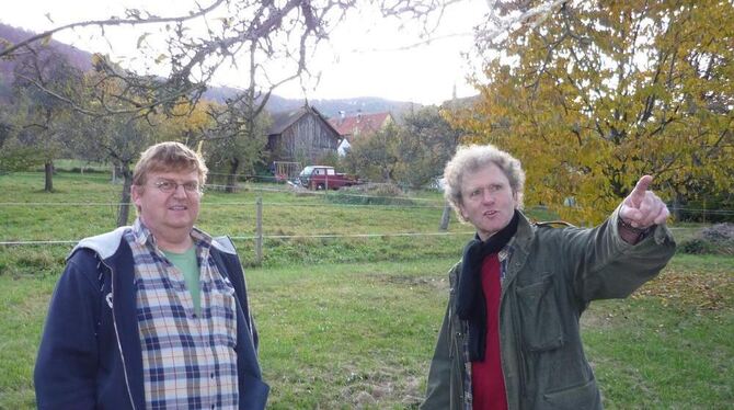 »Hinter Höfen«: Bis jetzt herrscht noch Idylle hinterm Gönninger Friedhof. Doch Bernd Holwein (links) und Ralf Rieker befürchten