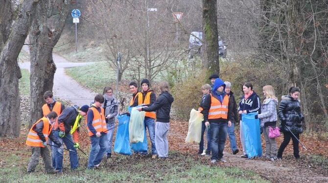 Mit Greifzangen und Handschuhen ausgestattet: Die Schüler verpassen dem Abfall eine Abfuhr. GEA-FOTO: MEYER