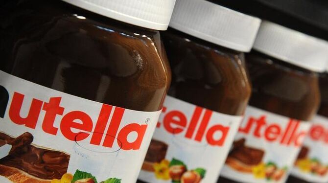 Nutella-Gläser im Regal eines Supermarktes: Auf der Schoko-Creme kleben Etiketten mit irreführenden Angaben zu Vitaminen und