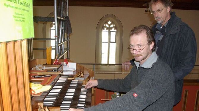 Haste Töne: Orgelbauer Friedrich Tzschöckel (links) justiert den Klang. Pfarrer Michael Odenwald schaut ihm dabei über die Schul