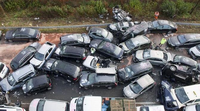 Viele der Verletzten sind in ihren Wagen eingeklemmt gewesen, konnten aber befreit werden. Foto: Rolf Vennenbernd