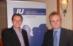 Neuer JU-Vorsitzender Manuel Hailfinger, links mit seinem am Freitag in Münsingen verabschiedeten Vorgänger Marcel Bonnet.