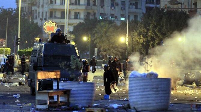 Sicherheitskräfte haben auf dem Tahrir-Platz Zelte der Demonstranten in Brand gesetzt. Foto: Khaled Elfiqi