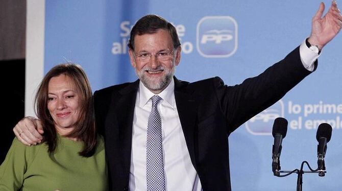 Der designierte neue Ministerpräsident Spaniens Mariano Rajoy und seine Frau Elvira Fernandez freuen sich über den Wahlsieg.
