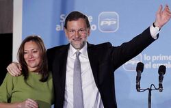 Der designierte neue Ministerpräsident Spaniens Mariano Rajoy und seine Frau Elvira Fernandez freuen sich über den Wahlsieg. 