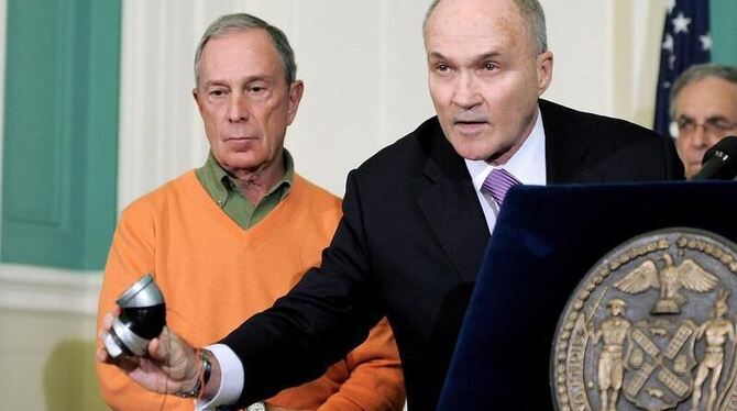 Der New Yorker Polizeichef Raymond Kelly zeigt auf der Pressekonferenz das Modell einer Rohrbombe. Neben ihm steht Bürgermeis