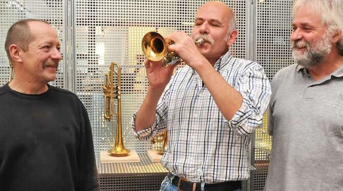 Sie haben von Tuten und Blasen eine Ahnung - Die Ausstellungsgestalter in der Mössinger Kulturscheune (von rechts): Hermann Bern