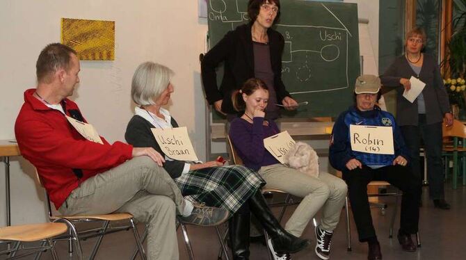 Beim Rollenspiel den Konflikten in der Patchworkfamilie auf der Spur: Renate Oetker-Funk (Mitte, stehend) verleiht Familienmitgl