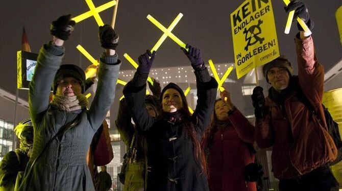 Berlin, vor dem Bundeskanzleramt: Demonstranten halten Knicklichter in Form des »Anti-Atomkreuzes« in den Händen. Foto: Rober