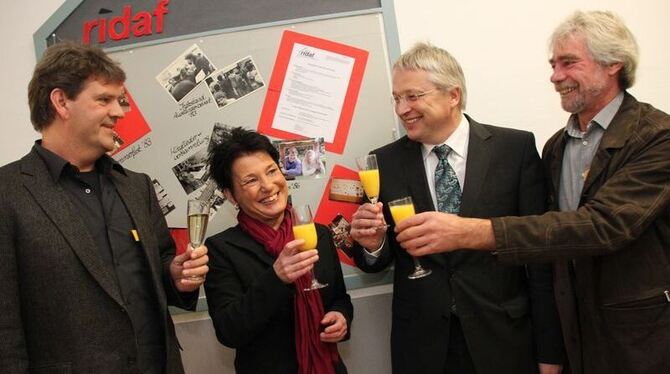 Ein Prost auf 30 Jahre Ridaf (von links): Geschäftsführer Axel Kerll, Sozialministerin Katrin Altpeter, Bürgermeister Robert Hah Ein Prost auf 30 Jahre Ridaf (von links): Geschäftsführer Axel Kerll, Sozialministerin Katrin Altpeter, Bürgermeister Robert Hah