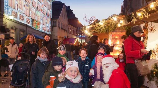 Die kleinen Gäste hatten gestern auf dem Weihnachtsmarkt sichtlich gute Laune, was wohl auch am Herrn in Rot lag. FOTO: TRINKHAU