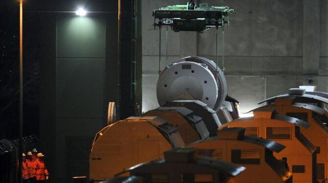 Die Castoren mit atomaren Müll werden in Dannenberg (Kreis Lüchow-Dannenberg) von einem Verladekran vom Zug auf Tieflader umg