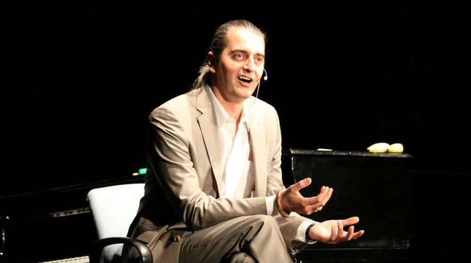 Bürostuhl statt Klavierhocker: Hagen Rether plaudert am Flügel über die Welt und ihren schlimmen Zustand. GEA-FOTO: MERKLE Bürostuhl statt Klavierhocker: Hagen Rether plaudert am Flügel über die Welt und ihren schlimmen Zustand. GEA-FOTO: MERKLE