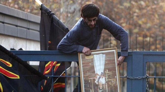 Ein iranischer Student mit einem Foto von Queen Elizabeth II, das er aus der britischen Botschaft mitgenommen hat. Foto: Abed