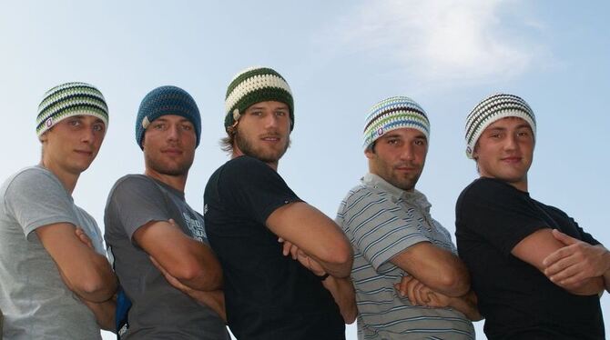 Sebi, Tobi, Micha, Didi und Julian tragen nicht nur gerne Mützen. Sie häkeln auch selbst welche. FOTO: PR Sebi, Tobi, Micha, Didi und Julian tragen nicht nur gerne Mützen. Sie häkeln auch selbst welche. FOTO: PR