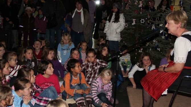 Regina Gokenbach erzählte das Märchen von der Bienenkönigin. GEA-FOTO: OELKUCH