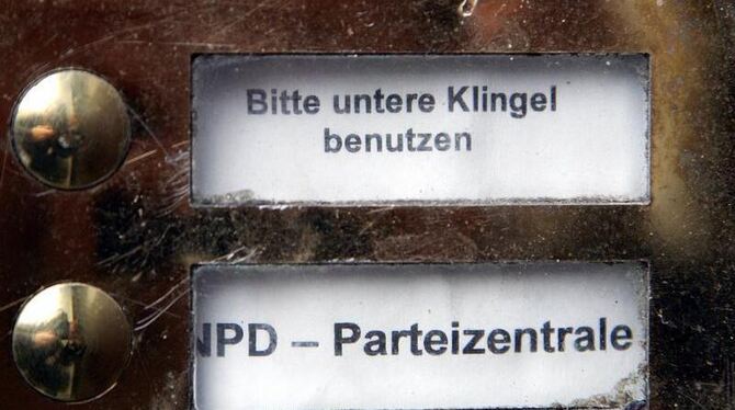 Die Klingel an der NPD-Parteizentrale in Berlin. Foto: Gero Breloer/Archiv