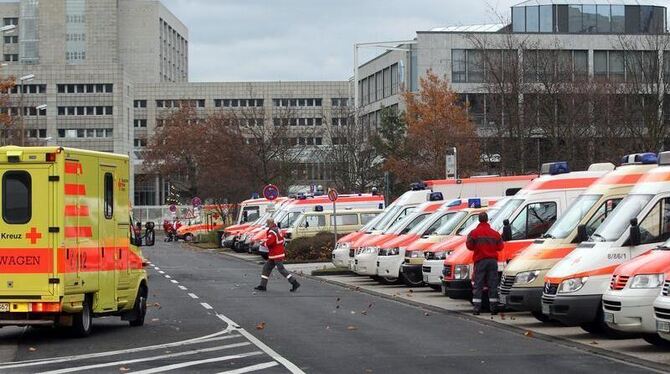 Krankentransportfahrzeuge und Helfer der Rettungsdienste haben sich vor der Rettungswache des Roten Kreuz in Koblenz gesammel
