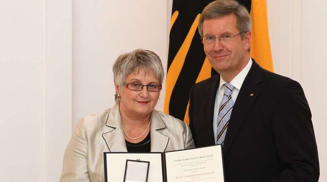Präsident ehrt Präsidentin: Irmgard Naumann erhält von Christian Wulff das Bundesverdienstkreuz. GEA-FOTOS: FINK