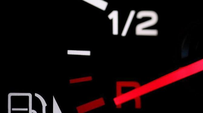 Die Tankanzeige eines Pkw steht auf leer. Foto: Daniel Karmann