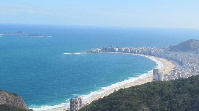 Der halbmondförmige Strand »Copacabana« gehört zu den berühmtesten Stränden der Welt.  FOTO: ZMS