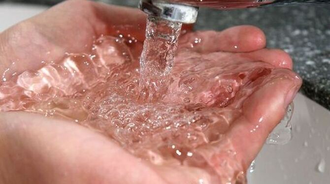 Waschen kann gefährlich sein, wenn in den Wasserleitungen Legionellen lauern.  ARCHIVFOTO: DPA