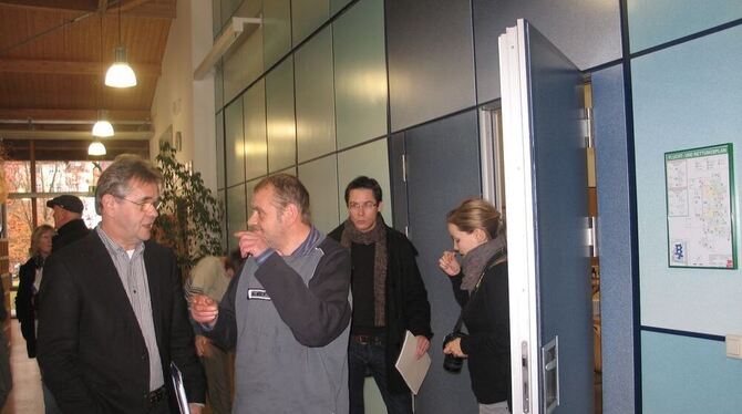 Gerd Weimer nach der Diskussion im vertiefenden Gespräch mit einem der Beschäftigten der Werkstätten der Bruderhaus-Diakonie in Gerd Weimer nach der Diskussion im vertiefenden Gespräch mit einem der Beschäftigten der Werkstätten der Bruderhaus-Diakonie in