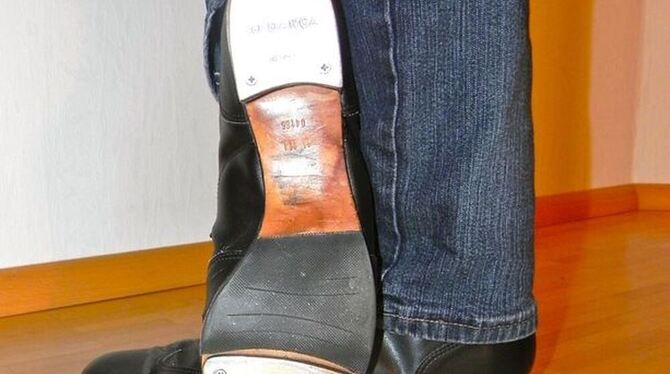 Früher klebte man Kronkorken drunter, heute klappern Steppschuhe so schön, weil sie mit Metallsohlen belegt sind.  FOTO: ZMS