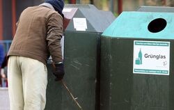Viele Menschen in Deutschland müssen in Mülltonnen nach Pfandflaschen suchen, um überhaupt etwas Geld zu haben.  FOTO: DPA