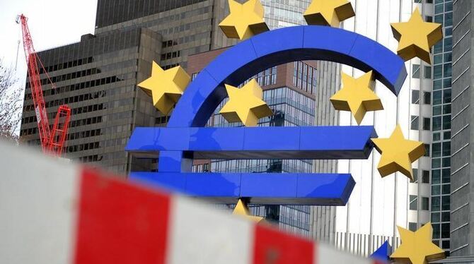 Baustelle Euro: Hinter einer Bauzaunabsperrung steht das Euro-Symbol vor der Europäischen Zentralbank in Frankfurt am Main. F