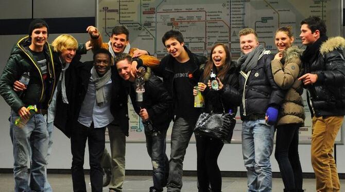 Eine Gruppe Jugendlicher feiert schon mal am S-Bahnsteig, bevor es in den Zügen weitergeht. Foto: Tobias Hase
