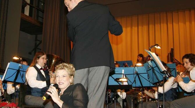 Sopranistin Manuela Hepp-Röck bezauberte das Publikum, Ehemann Alfred Hepp schaut stolz auf sie.  FOTO: LEIPPERT