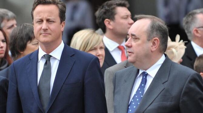 David Cameron (l) verliert mehr und mehr Rückhalt in Großbritannien. Schottlands Regierungschef Alex Salmond (r) hält Camerons E