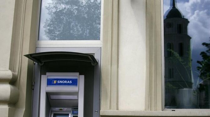 Geldautomat in Vilnius: Nach Gerüchten um die Pleite einer Bank brach unter lettischen Sparern kurzzeitig Panik aus. Foto: Va Geldautomat in Vilnius: Nach Gerüchten um die Pleite einer Bank brach unter lettischen Sparern kurzzeitig Panik aus. Foto: Va