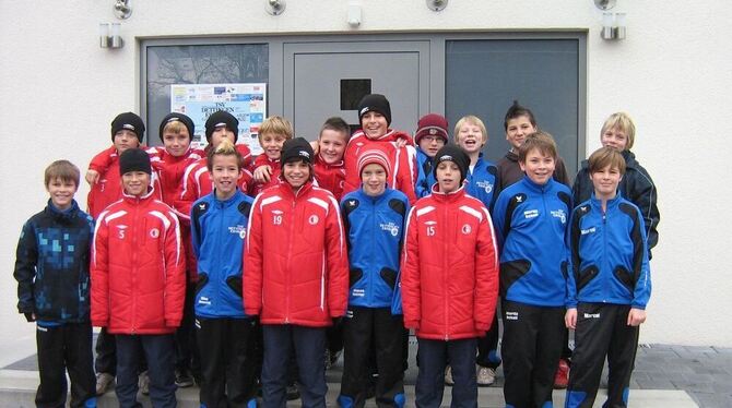 Die Jungs vom TSV Dettingen/Erms mit der Gastmannschaft aus Prag.  FOTO: ZMS