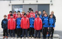 Die Jungs vom TSV Dettingen/Erms mit der Gastmannschaft aus Prag.  FOTO: ZMS