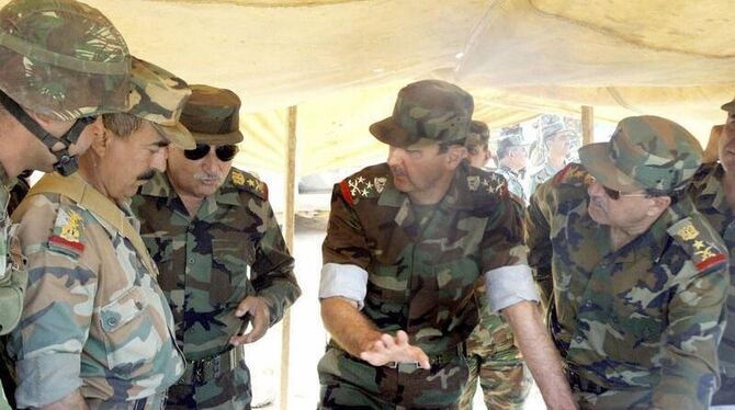 Der syrische Präsident Baschar al-Assad (2. v. r.) bei einem Truppenbesuch in Damaskus (Archivfoto vom Oktober 2009)