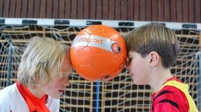 In der Balance: Was zwei Jungs der Fußballschule International zeigen, wünscht sich die Führung für den Verein.  ARCHIVFOTO: PFI