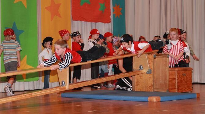 Die Langbank als schiefe Ebene, um sich spielerisch zu bewegen. Buben und Mädchen des TV Häslach hatten sichtlich Spaß.  FOTO: P