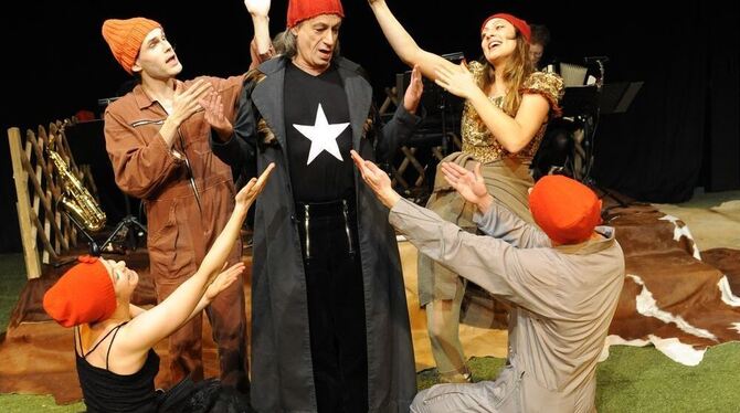 Eine Szene aus dem farbenfrohen Musiktheater »Kein Tag ohne Hahn«.  FOTO: LTT